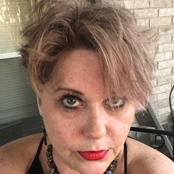 Meet your Posher, Cindy - Picture 3 of 4